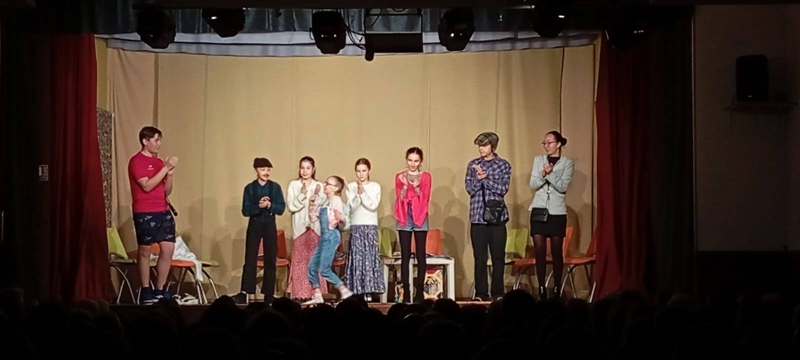 Jeunes comédiens de la troupe en répétition