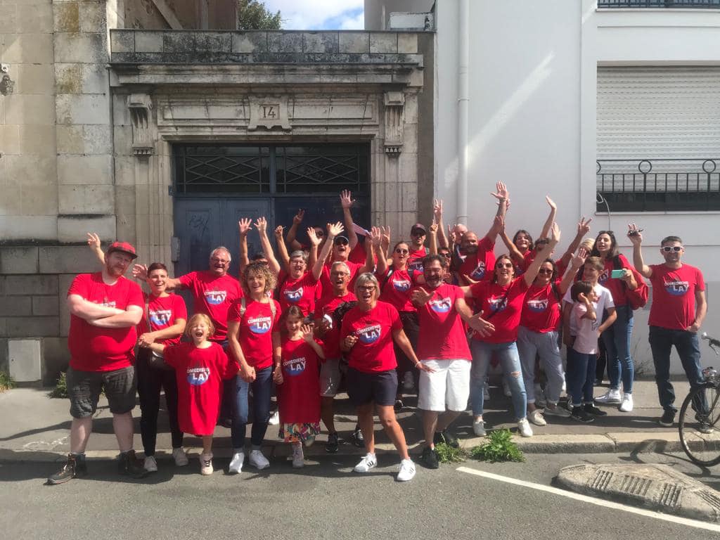 Comédiens sur scène pendant une scène comique